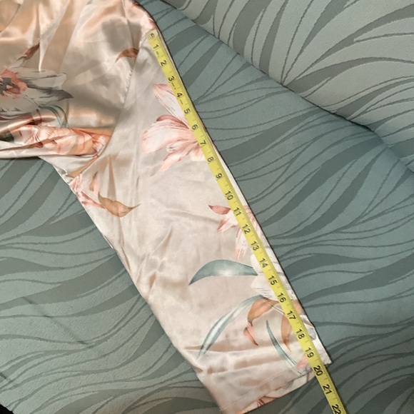 HOST PICK 🌸Floral satin like robe 1XL - Picture 7 of 9